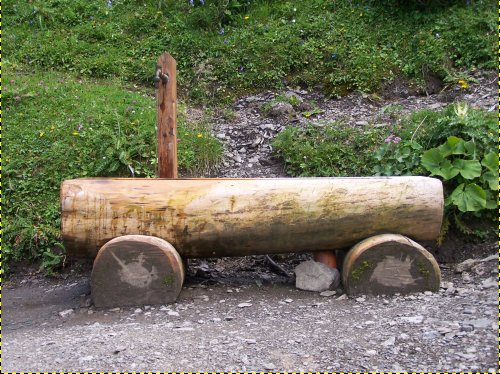 Imagen de una figura de madera en el monte
