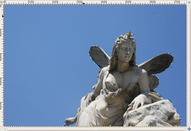 Estatua con cielo detrás, donde la estatua está seleccionada